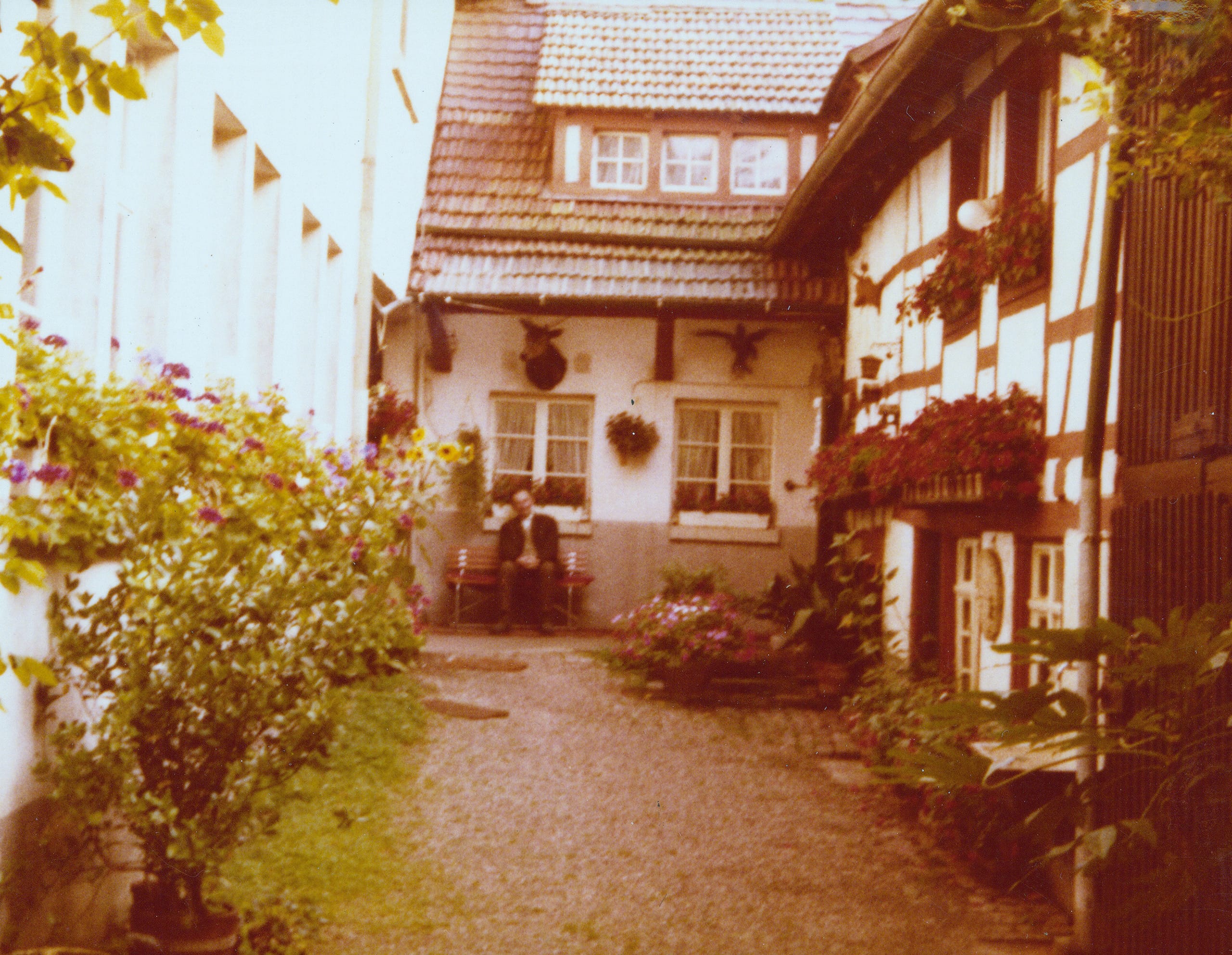Historischer Innenhof des Malerhauses mit Blumen und Fachwerk